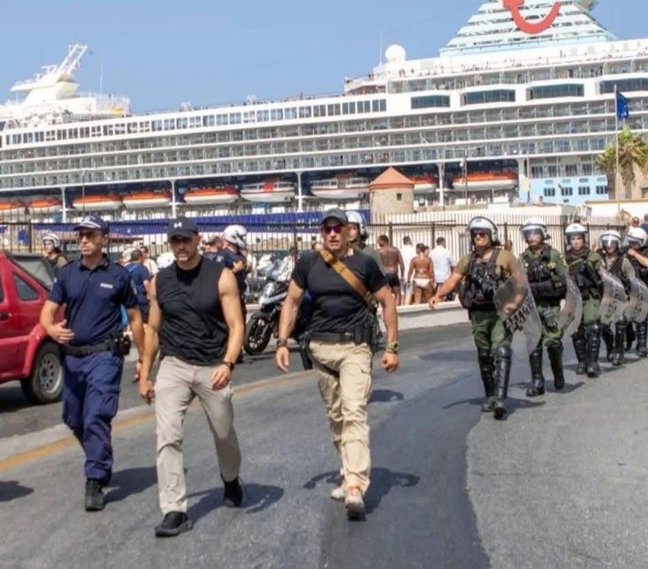 Τα τρένα στους Ιταλούς, αεροδρόμια, ενέργεια και τηλεπικοινωνίες στους Γερμανούς, εξοπλισμοί σε Γάλλους και Αμερικάνους και την ασφάλεια στα καθάρματα της Μοσάντ, κατ' εντολή του βραβευμένου από το FBI Χρυσοχουντίδη.
Ολοκληρωμένες δουλειές!