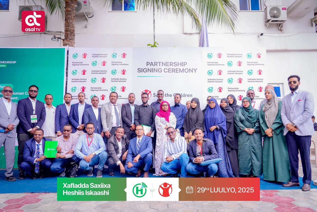 Shucayb_Shekeye's tweet image. In Mogadishu today, @HormuudTelecom and @SaveChildrenSO signed a strategic partnership to leverage technology for the well-being of Somali children and families. A commendable move towards lasting social impact. 🇸🇴 #SmartPartnerships #TechForDevelopment
