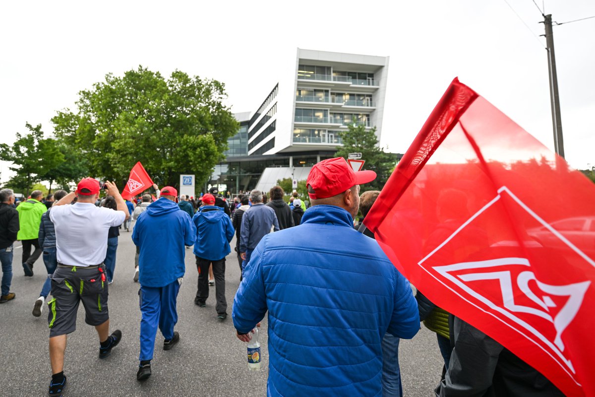 Wow - Wow - Wow - ZF im Aufruhr! Über 10.000 Beschäftigte protestieren gegen Sparkurs und drohenden Verkauf der wichtigsten Sparte – das Werk bebt.

#ZF #Autoindustrie #Stellenabbau #Friedrichshafen

Protest gegen das große Schweigen: Vor dem Hauptsitz von ZF versammeln sich