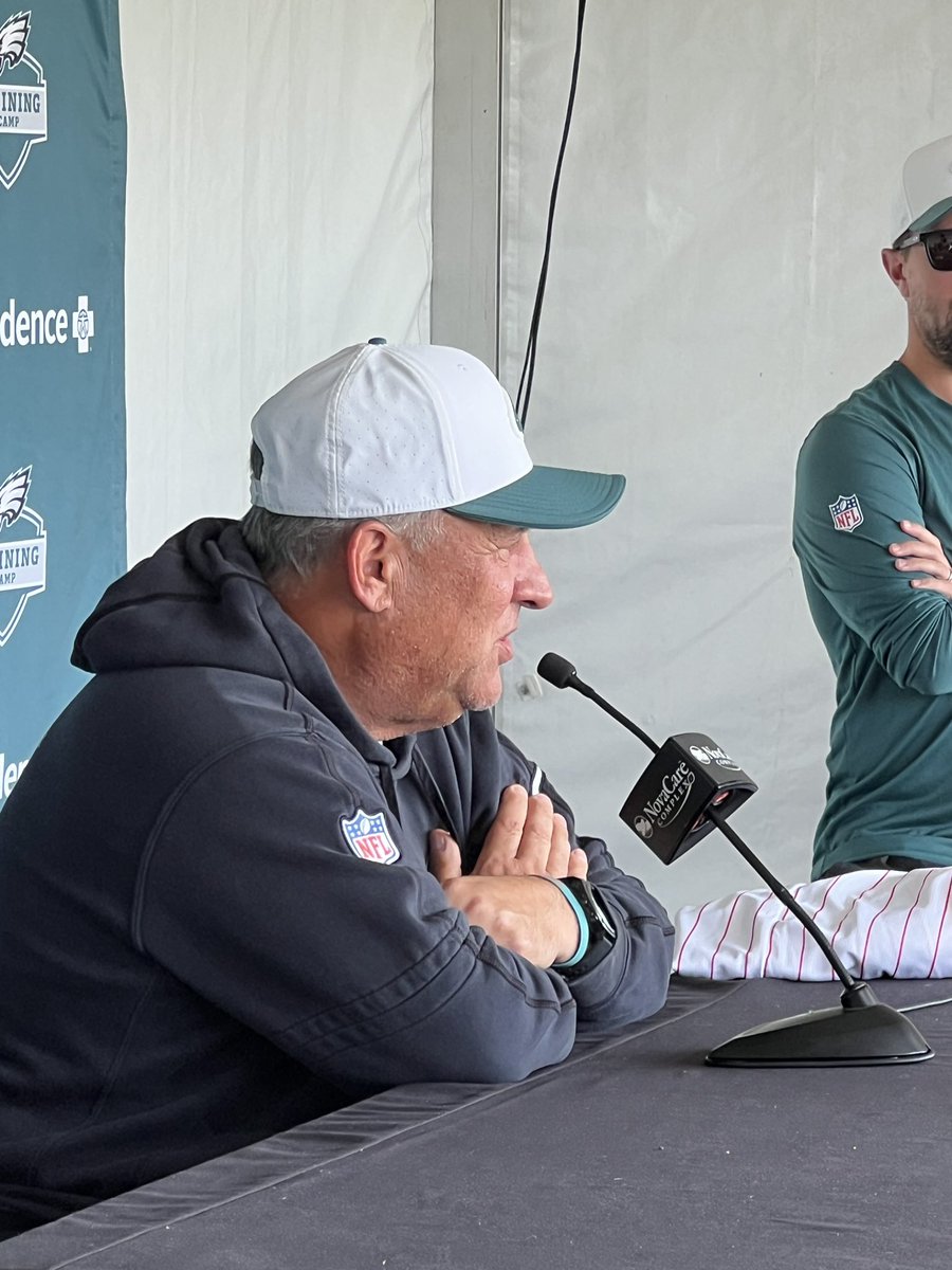Vic Fangio wearing full sweats: “It’s not hot today. That’s a mindset.”