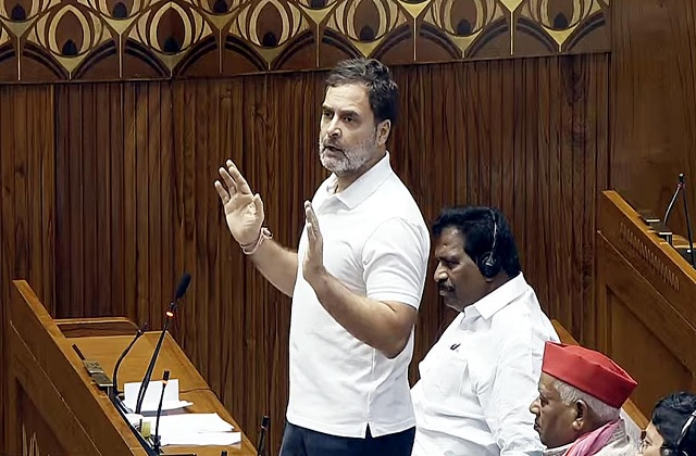 ऑपरेशन सिंदूर को सदन में राहुल गांधी ने जो कहा उसे ध्यान से पढ़िए-

पीएम अपनी इमेज बचाने के लिए सेना का इस्तेमाल कर रहे हैं। सेना का इस्तेमाल आजादी के लिए होना चाहिए, उनके हाथ नहीं बांधे जाने चाहिए। ट्रम्प को इसका मौका नहीं देना चाहिए था कि वह कहे कि मैंने जंग रोकी।

यह ध्यान