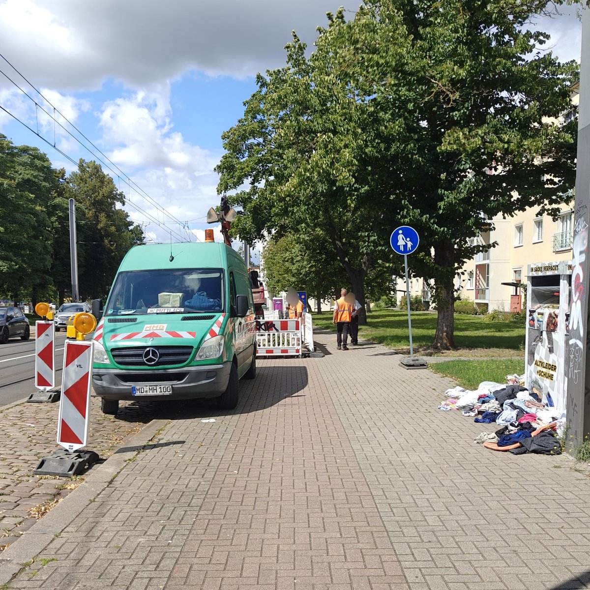 Und wieder der Mittelfinger von der <a href="/Ottostadt/">Ottostadt Magdeburg</a>.

In der #Hohepfortestraße endet der Radweg ohne Umleitung, ohne sichere Überleitung auf die Fahrbahn.

Einfach #Gehweg.

<a href="/ADFC_MD/">ADFC Magdeburg</a> <a href="/fussverkehr_de/">@Fussverkehr.bsky.social</a> <a href="/gruene_future/">Fraktion GRÜNE/future! MD</a> <a href="/spd_magdeburg/">SPD Magdeburg ❤️</a> <a href="/dielinkemd/">DIE LINKE. Magdeburg</a> #srmd #VEP2030plus