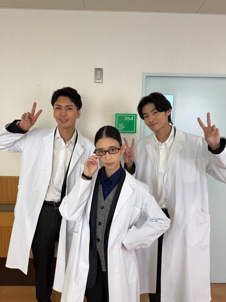 haruhi_iuchi712's tweet photo. 『スティンガース 警視庁おとり捜査検証室』
第2話ありがとうございました！！

警察官の制服、女子高生、白衣、ドレス
今週も変装盛り沢山でしたね！

杉本さんとの変装カップル楽しかったです！
来週もお楽しみに〜！！

#スティンガース
#小山内誠
#階段の降り方 https://t.co/mI51sdW3a3
