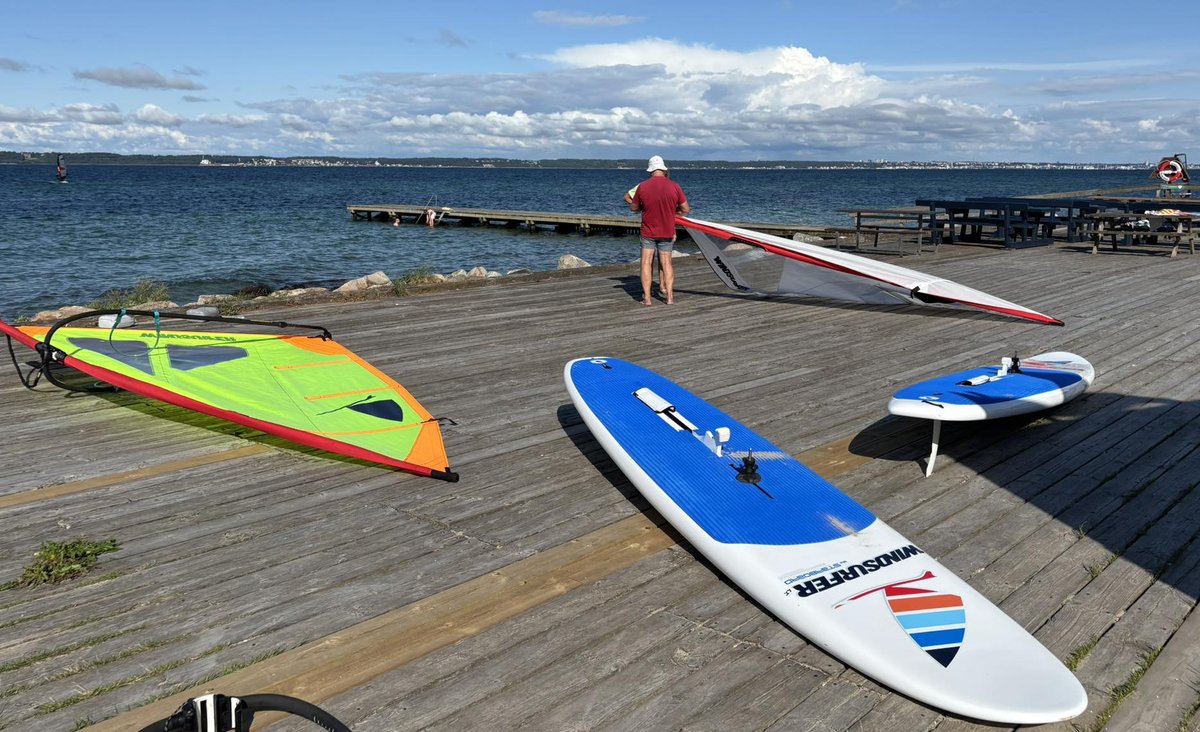 Skole og arbejdspladser kalder os tilbage til virkeligheden i uge 32, og for en stund er vejret ikke nådesløst dragende. Men snart frister sol og sommer igen. Læs månedsprognosen: dmi.dk/danmark/maaned…