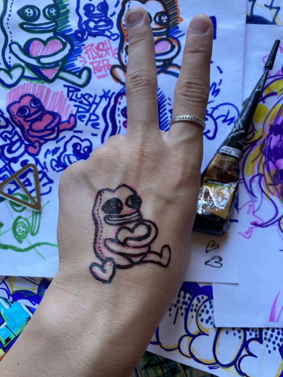 GM to everyone who say it back!✨

This morning I did a little henna painting, haha it turned out something like this))🤭

Who knows, maybe someday this will turn into a real tattoo👀😁