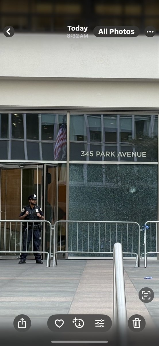glenn schuck (@glennschuck) on Twitter photo No one in or out of 345 Park Avenue so far today .. day after mass shooting <a href="/1010WINS/">1010 WINS on 92.3 FM</a> No one in or out of 345 Park Avenue so far today .. day after mass shooting <a href="/1010WINS/">1010 WINS on 92.3 FM</a>