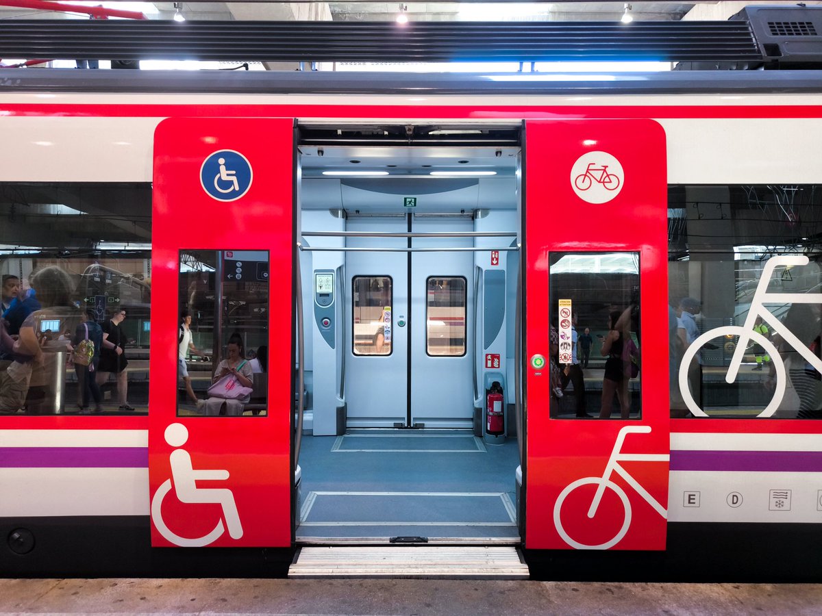 Probablemente la mejor decisión estética de los últimos 20 años <a href="/Renfe/">Renfe</a> 

Ojalá se extienda pronto a todas las uts y series (en puertas no PMR se puede buscar otro tipo de contraste cromático que las haga destacar) <a href="/CercaniasMadrid/">Cercanías Madrid</a>