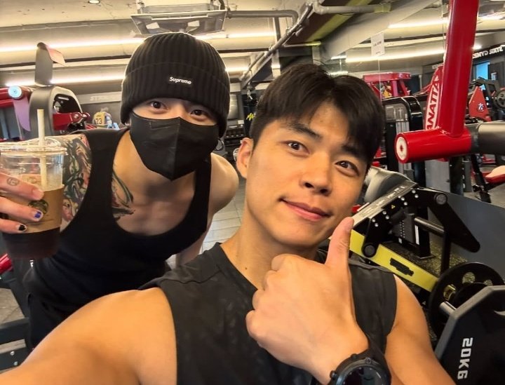 Bodybuilder Ma Sun Ho posted a photo with Jungkook at the gym:

“Today with JK again…
Why you gotta go so hard?
Training continues even in Korea 💪🏻