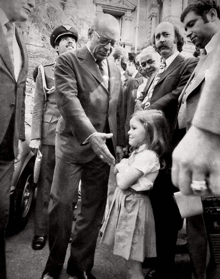 «La desobediencia, a los ojos de todo el que haya leído algo de historia, es la virtud original del hombre. Mediante la desobediencia y la rebelión se ha realizado el progreso».

— 𝑂𝑠𝑐𝑎𝑟 𝑊𝑖𝑙𝑑𝑒