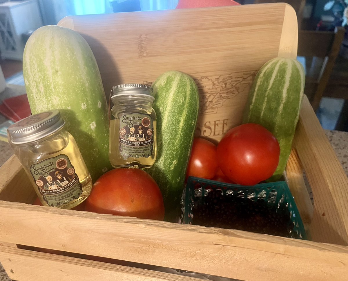 This is my contribution to Southern hospitality- a little welcome basket for the new neighbors from California. It crossed my mind to put a Trump flag in there too😆