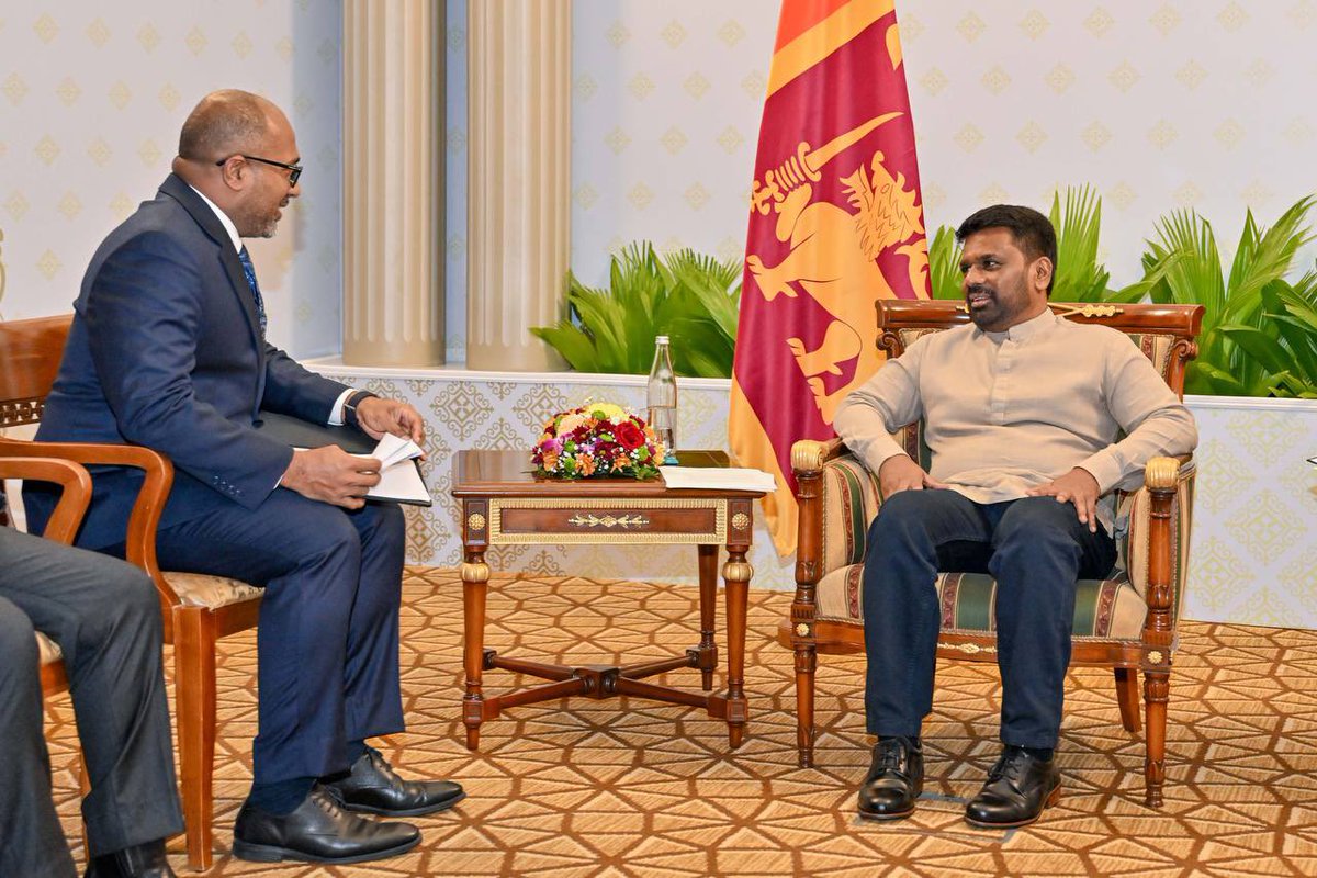 HomeMinistrymv's tweet image. ދާޚިލީ ވަޒީރު ޢަލީ އިޙްސާން، ސްރީލަންކާގެ ރައީސް ހިޒް އެކްސެލެންސީ އަނޫރާ ކުމާރަ ޑިސަނަޔަކެއާއި މިއަދު ވަނީ ބައްދަލުކުރައްވާފަ. މި ބައްދަލުވުމުގައި ސަލާމަތީ ޚިދުމަތުގެ ދާއިރާއިން ދެ ޤައުމުގެ ދެމެދުގައި ގުޅުން ބަދަހިކޮށް އެހީތެރިކަން ފޯރުކޮށްދިނުމާއި ގުޅޭގޮތުން ވަނީ…