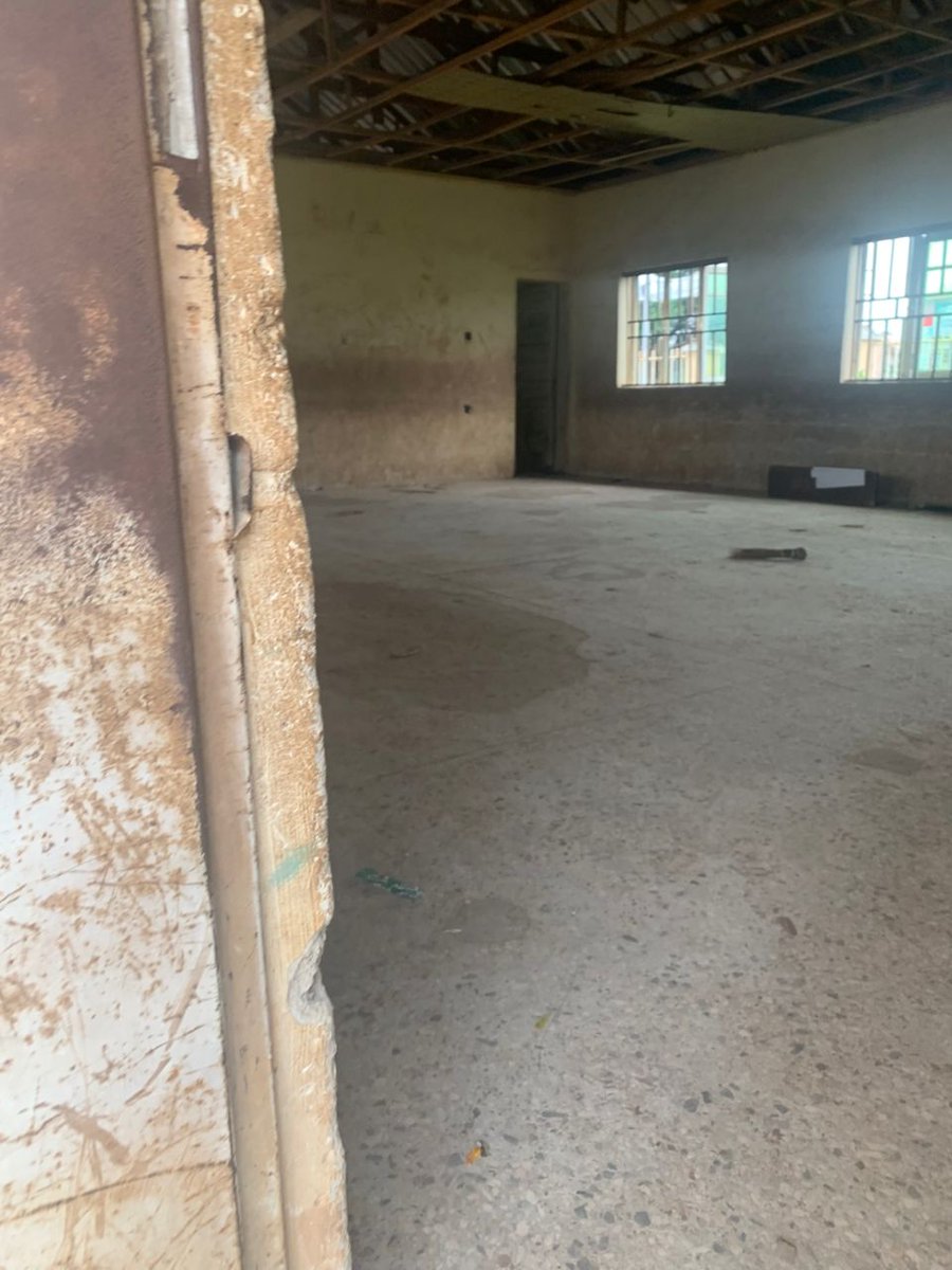 deltaresolution's tweet photo. The SSA to the Delta State Government lied that the GRA Secondary School in Asaba was vandalized after @Efeom posted it. But was the painting vandalized too? I am asking you @MrWakajugbe? Enough of the suffering @RtHonSheriff where is the money for this school project?
#Fixdelta https://t.co/KqztlUlbxc