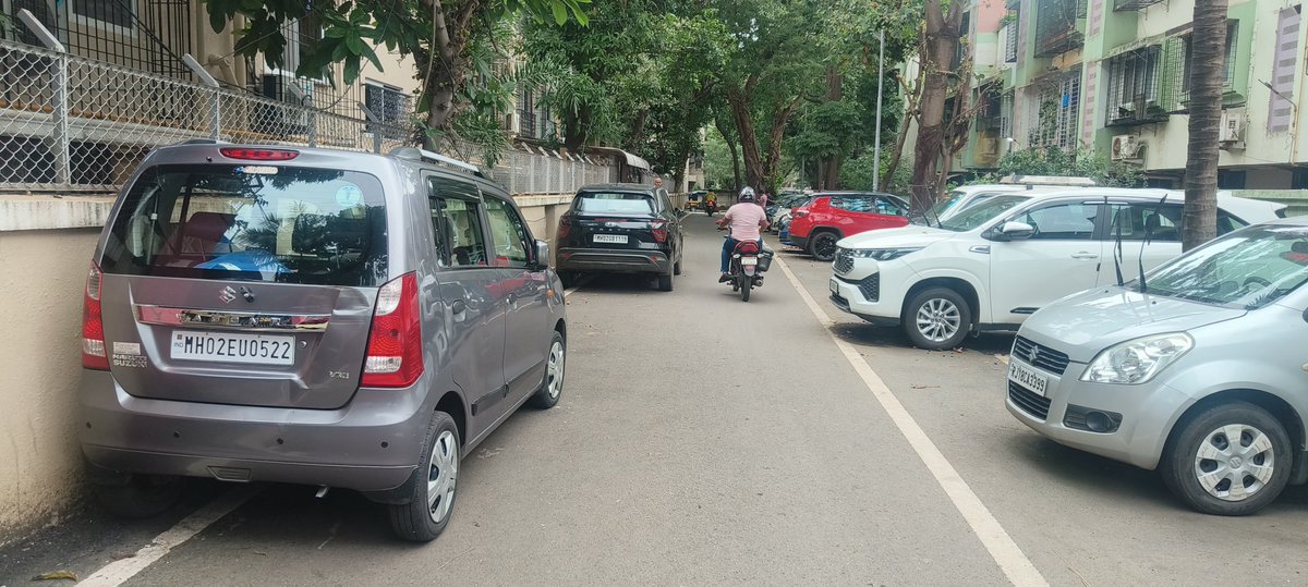 SiddheshCPawar5's tweet image. विलेपार्ले संत जनाबाई क्रॉस रोड , पार्ले निमेश सोसायटी येथे रस्त्याच्या मध्ये पार्किंग करण्यात आली आहे यामुळे मोठ्या गाड्या जाण्यास व आपत्कालीन परिस्थितीत अडचण निर्माण होऊ शकते, @MTPHereToHelp आपण त्वरित यांच्यावर रीतसर कारवाई करण्यात यावी. @VileParle_PS