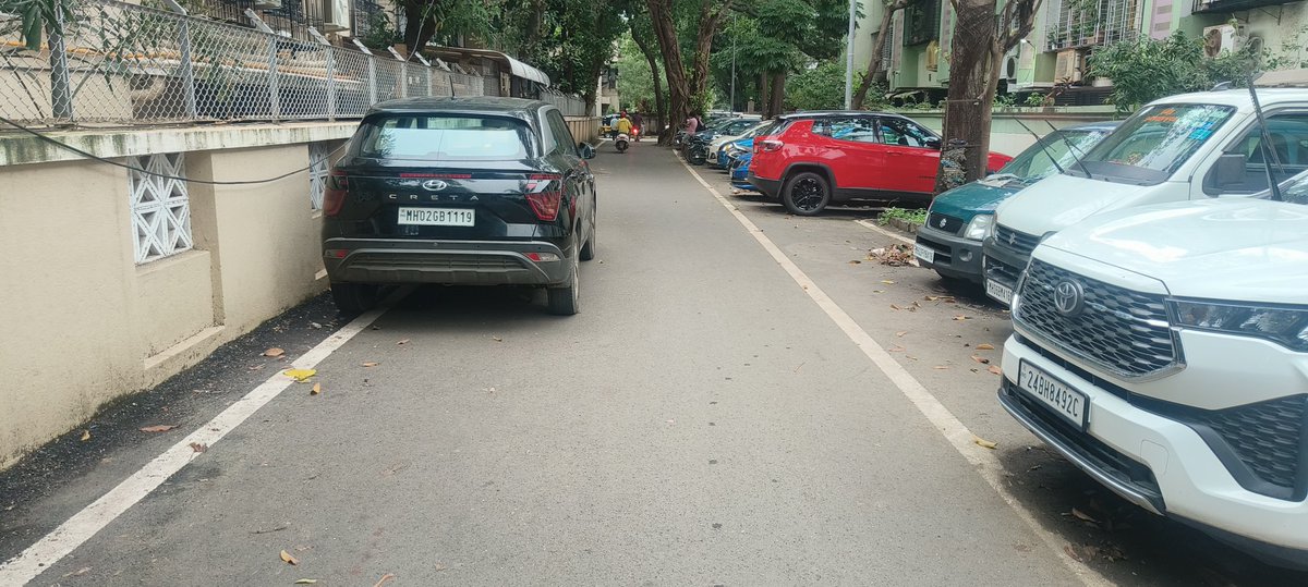 SiddheshCPawar5's tweet image. विलेपार्ले संत जनाबाई क्रॉस रोड , पार्ले निमेश सोसायटी येथे रस्त्याच्या मध्ये पार्किंग करण्यात आली आहे यामुळे मोठ्या गाड्या जाण्यास व आपत्कालीन परिस्थितीत अडचण निर्माण होऊ शकते, @MTPHereToHelp आपण त्वरित यांच्यावर रीतसर कारवाई करण्यात यावी. @VileParle_PS
