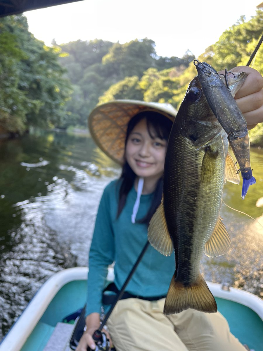 rinanarazaki's tweet photo. 片倉ダムへ！

木陰で水中立木が入っている場所がキーに

視認性を良くする為にワムワムにピンクラバーを自作で付けてワムワムフレア風に
アレンジ💡
自作ワムワムフレアがマッチして
連続バイトが多発‼️

釣り終了間近夕方バスが上ずってきたタイミングでジョイクロ128ジャークアンドポーズでゲット！ https://t.co/z9M5PHCpE2