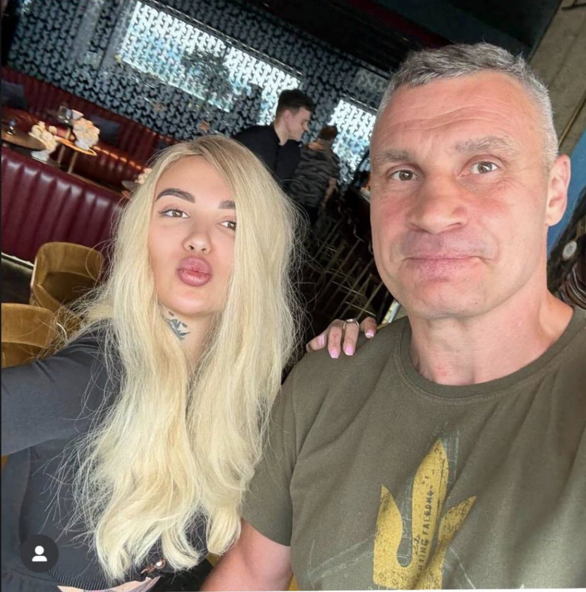 🇺🇦 Kiev n’a plus de courant, plus d’eau, plus d’avenirs… mais son maire, lui, a trouvé le temps de s’encanailler avec une actrice porno.

Pendant que les Ukrainiens sont envoyés au front pour servir de chair à canon, Klitschko tourne un remake bas de gamme de Scarface à Kyiv.
