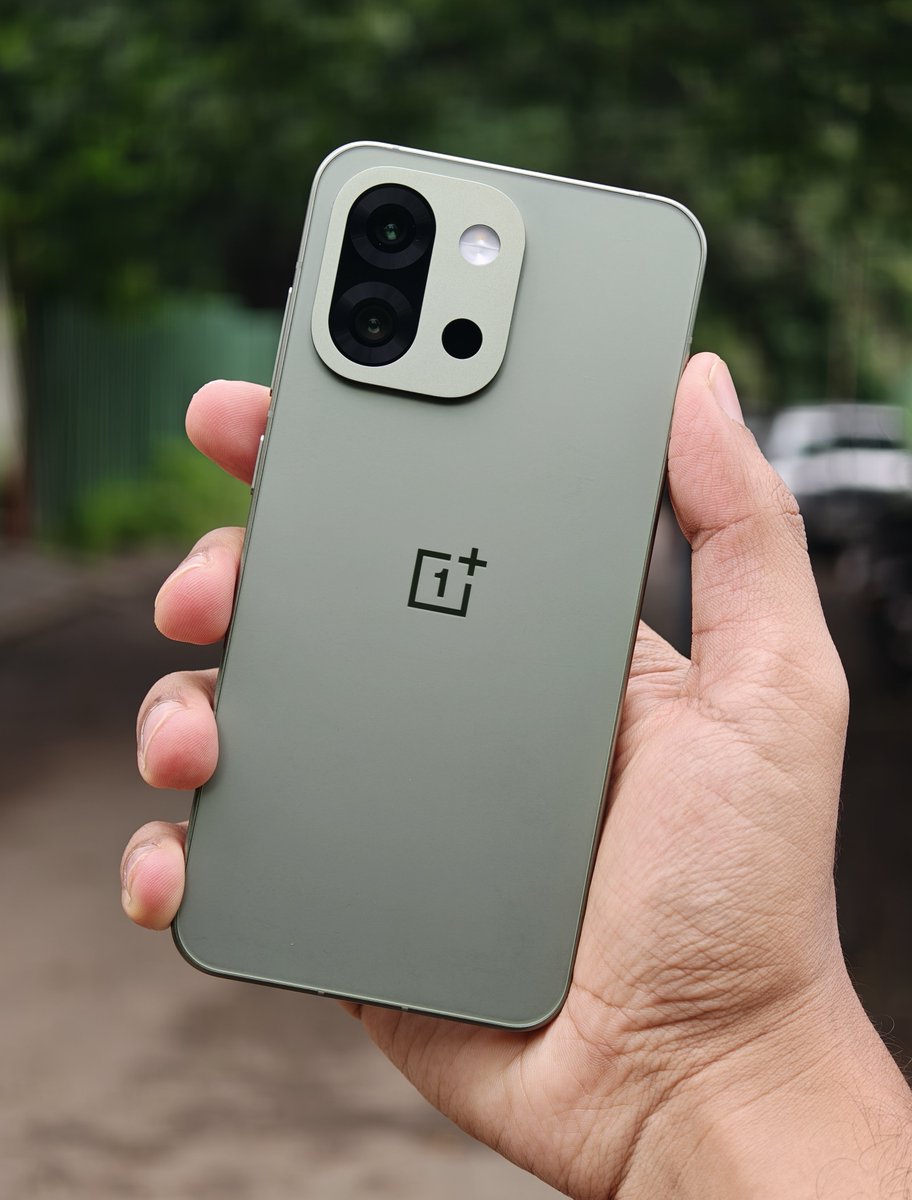 Got to use a compact Android phone after a long time… OnePlus 13s feels so good in hand.

Wish the cameras weren’t mid