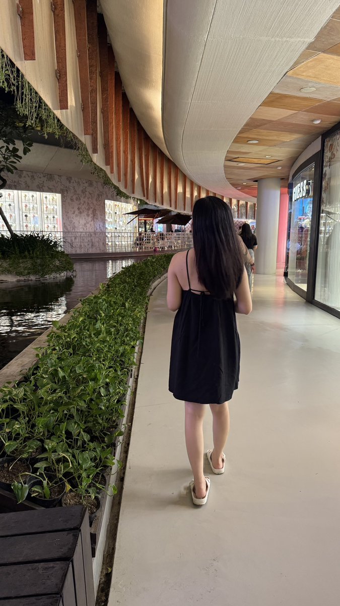 Candid dr belakang, soalnya hari ini bebeb braless seharian 😋