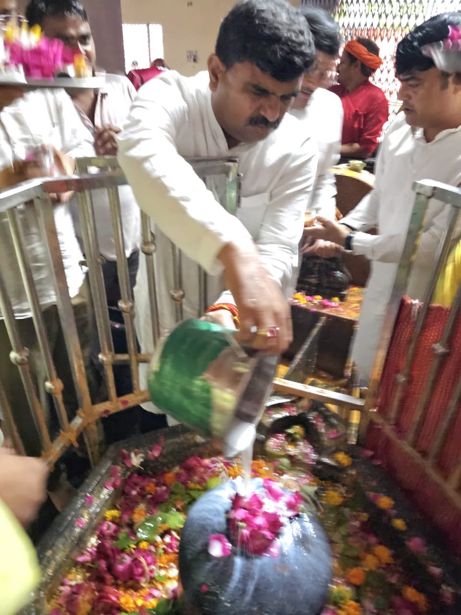 आज मथुरा जनपद की महावन तहसील में यमुना किनारे प्राचीन चिंताहरण महादेव मंदिर में पूजा किया।