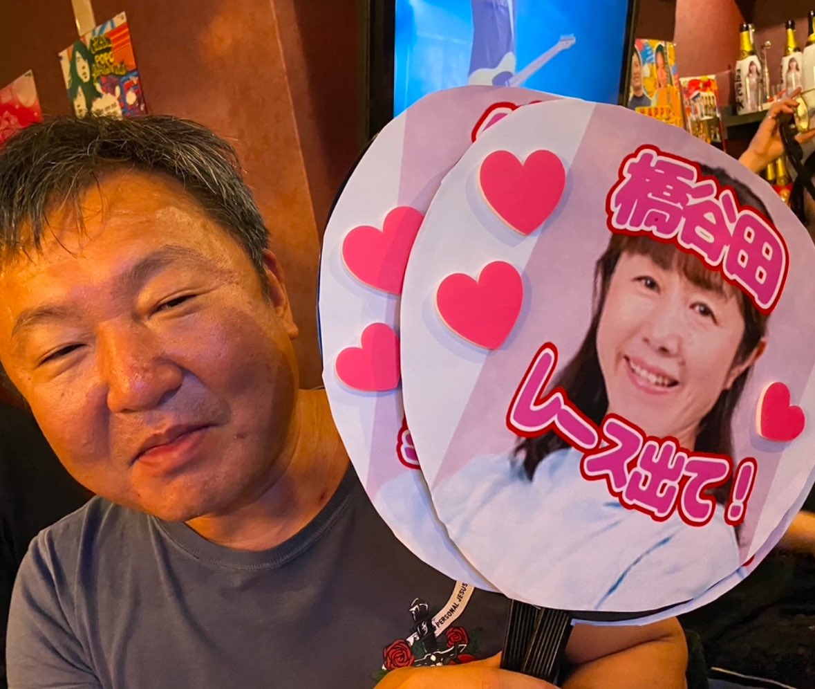 親友(51)🤵‍♂️が心筋梗塞で急死した。
正直しんどい。三日三晩泣いてる。
ボートが大好き。年間えぐい額買ってた。

誰のファンやったと思う？
橋谷田佳織さんが1番好きでした。プロポーズしたいって言ってた。笑
この投稿が、本当にワンチャン、橋谷田さんに届いて欲しい。。。。
そんな気持ちです。