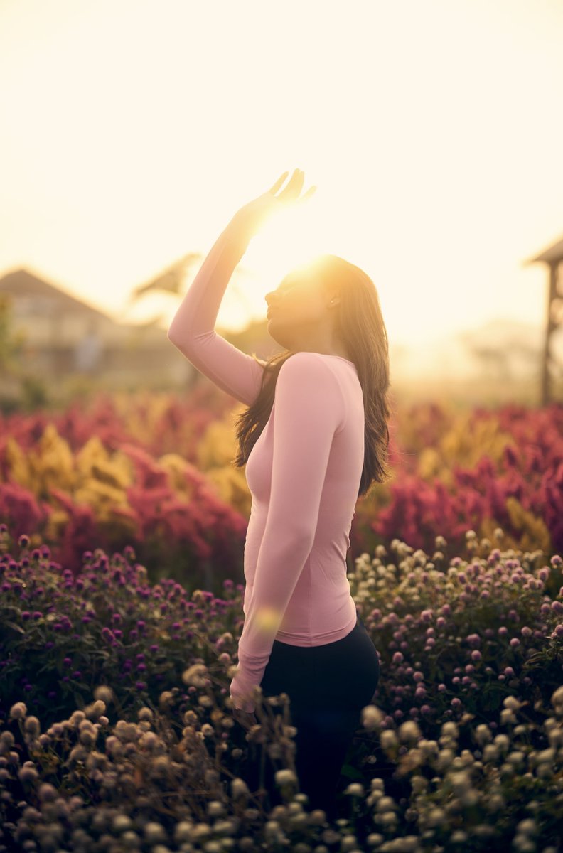 nivedhithaa_Sat's tweet image. Chasing light in a field full of dreams. 🍃☀️ 

#EastJava 🇮🇩