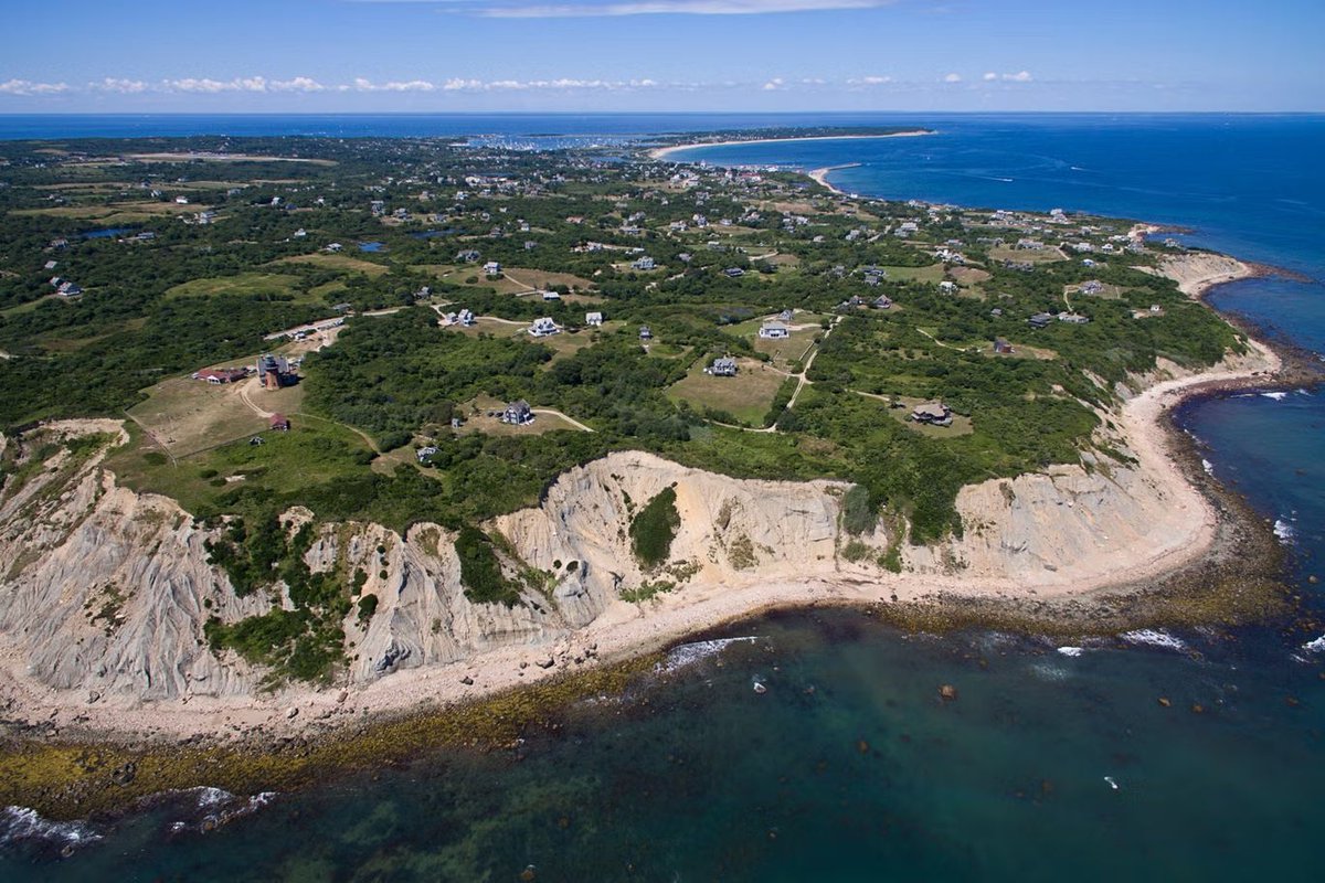 RITourism's tweet photo. Breathtaking beaches, scenic bike rides and cozy cottagesโsign us up! โ๐
Block Island is the place to be this summer, and @Independent agrees. ๐
See what they had to say about all @blockislandinfo has to offer: https://t.co/XQzW93DsCN
#VisitRhodeIsland #myblockisland https://t.co/kfaGUxBi6S