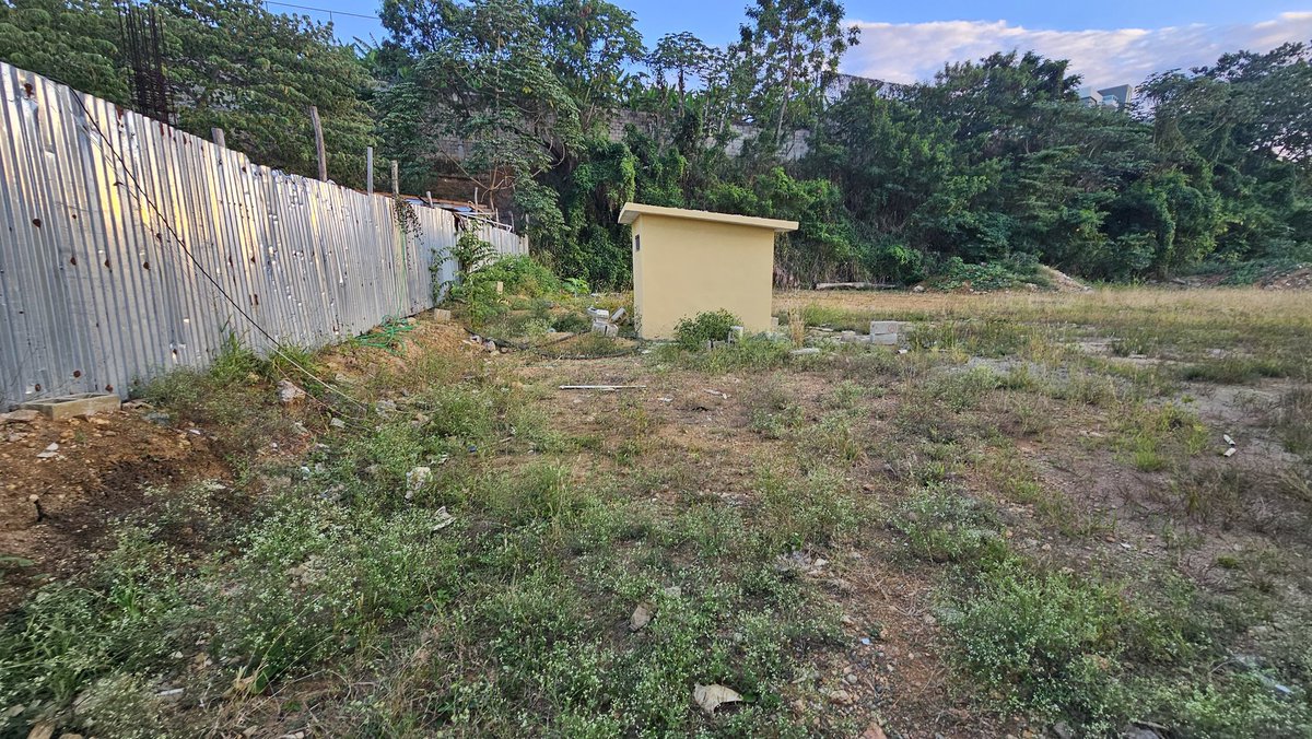 Sr Ministro y amigo, no es su culpa pero le ha tocado resolver un lamentable déficit de aulas que no se construyeron en los pasados 5 años,ni siquiera la falta de calidad educativa es peor que el lastre de que los niños estén fuera de la escuela; ese debe ser el foco,no la fusión