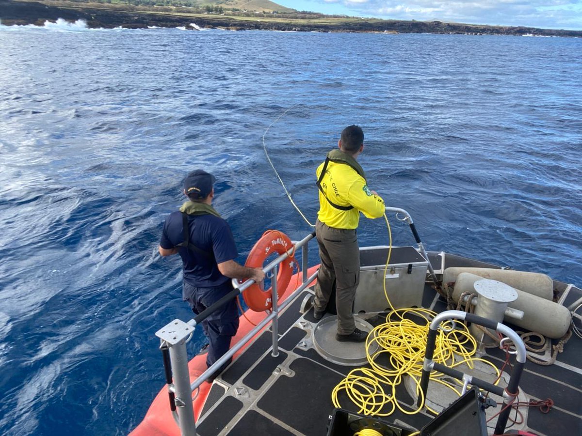 Carabineros del Grupo de Operaciones Policiales Especiales (GOPE) de #Valparaíso llegaron hasta #RapaNui para apoyar con dron submarino la búsqueda de un joven de 30 años quien permanece desaparecido tras salir de su domicilio a pescar el pasado 17 de julio.
#CarabinerosDeTodos