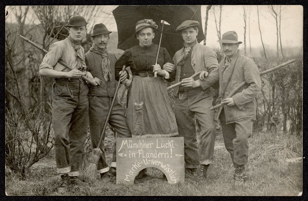 "Münch'ner Lucki in Flandern! Marke - Unverwüstlich". Die Dame und die Herren sind natürlich allesamt deutsche Soldaten des Ersten Weltkrieges.