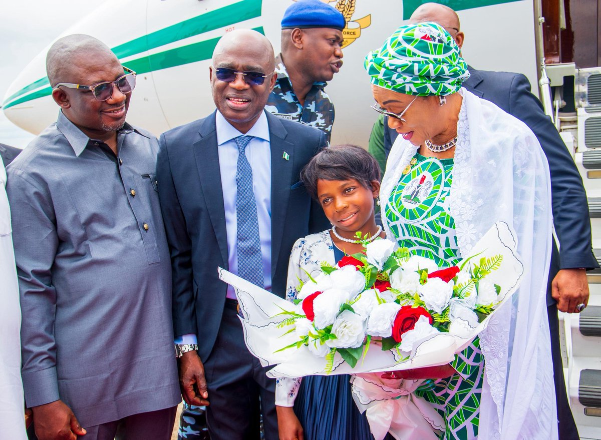 First lady of Nigeria, Sen. Oluremi Tinubu CON. in Benue state. She was received by His Excellency, Rev. Fr. Hyacinth Iormem Alia.