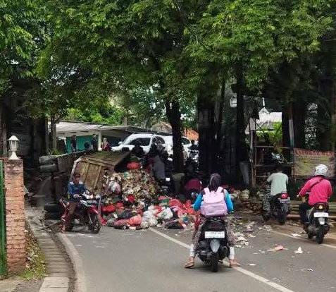 Kecelakan truck Terguling muatanya berserakan Dijalan.
Anehnya tdk satupun Warga menjarah muatannya yg berserakan di jalan.

Masyarakat mungkin sadar itu bukan hak mereka....😊😊