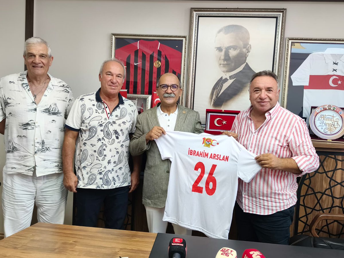 arslanibrahimss's tweet photo. Eskişehir için sporun, emeğin ve gençliğin yanında olmaya devam ediyoruz.

Bugün Türkiye Futbol Antrenörleri Derneği (TÜFAD) Eskişehir Şube Başkanı Sayın Ahmet Bingöl ve değerli yönetim kurulu üyeleriyle bir araya geldik.

Ziyaretimizde şehrimizdeki amatör spor kulüplerinin yaşadığı saha ve tesis eksikliklerini, UEFA lisanslı antrenörlerimizin desteklenmesi konusunu ve gençlerimizin spora erişimini kapsamlı biçimde değerlendirdik.

#Eskişehir ’de yüzlerce amatör sporcu, onlarca kulüp ve antrenörümüz var; ama ne yazık ki hâlâ yeterli antrenman sahalarına, altyapı olanaklarına ve eşit fırsatlara sahip değiliz.

Bu tabloyu değiştirmek hepimizin ortak sorumluluğu.

#TÜFAD yönetiminin sahadan gelen deneyimleri, talepleri ve çözüm önerileri son derece değerli. Bu doğrultuda üzerimize düşen tüm sorumluluğu yerine getirmek için kararlıyız.
#İbrahimArslan