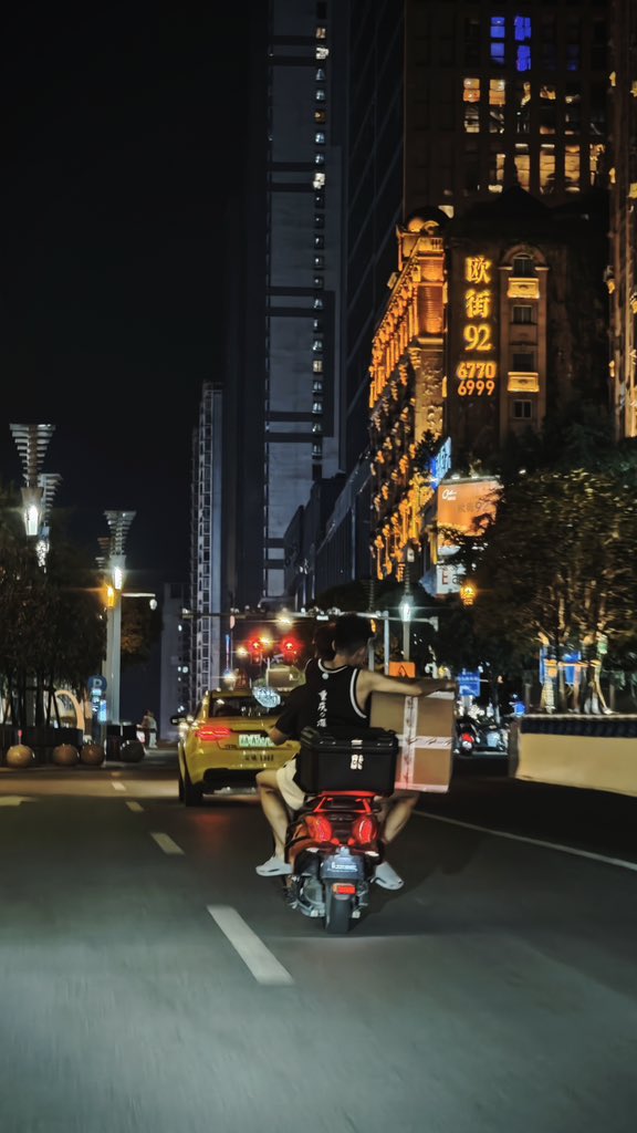 Busy #CityLife 

shot on #Xiaomi15Ultra