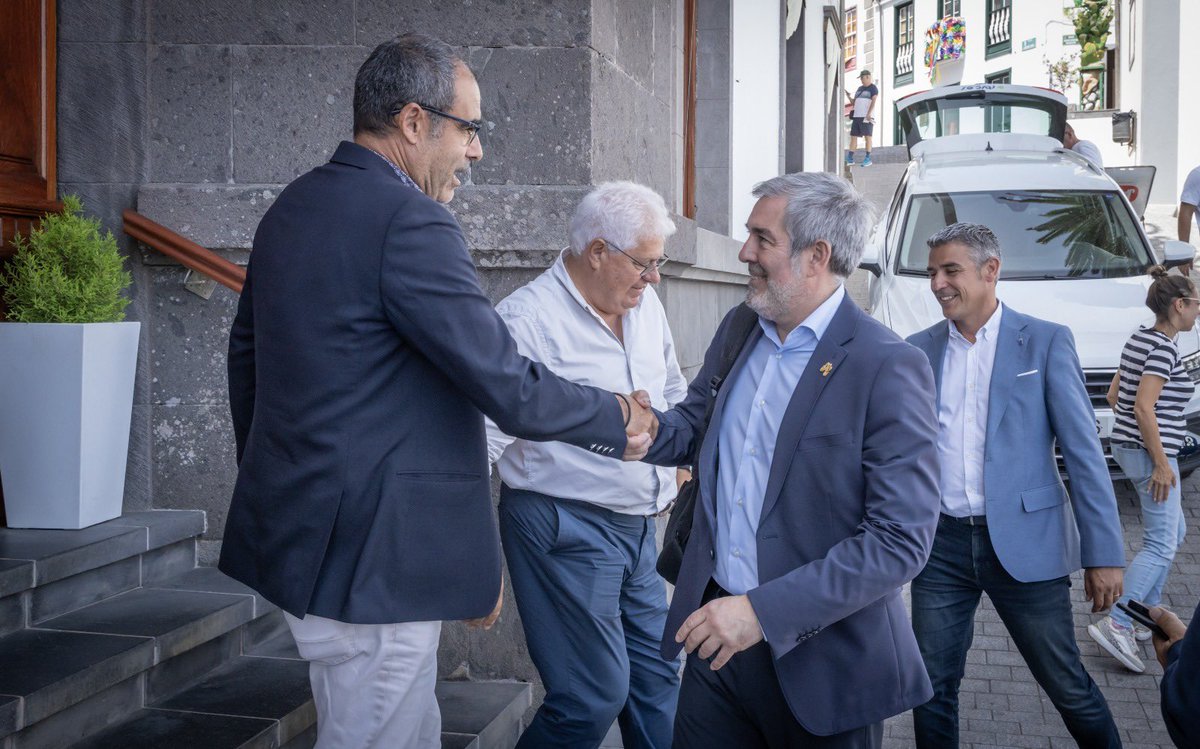 Visita institucional a la isla de El Hierro con motivo de la celebración de la Bajada de la Virgen de los Reyes.

Hace dos semanas que acompañé a la Virgen a la Iglesia de la Concepción de Valverde a la que acudimos, hoy, todos los miembros del Consejo de Gobierno.

Tradiciones