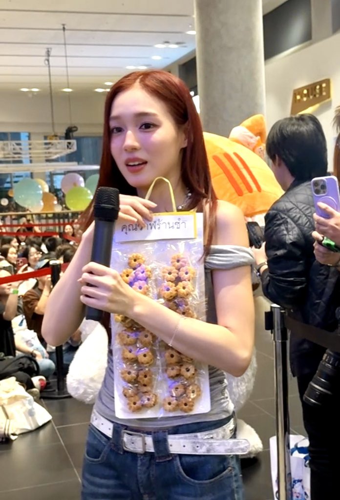 มันso closeeee ไปค่ะน้องเลิฟ😳
น่ารัก ตัวจิ๋วมาก เอาขนมมาขายด้วย
ต้องกลับไปดูคุณวาฬร้านชำต่อละ

#loverrukk 
#มหกรรมนิยายนานาชาติ2025xML