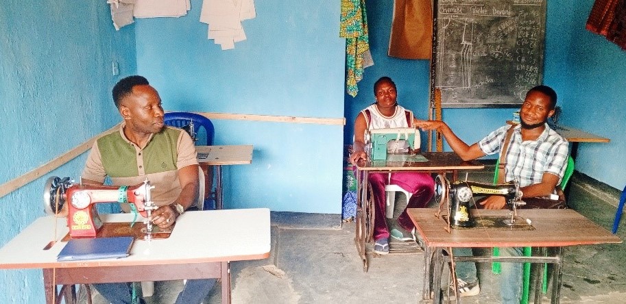WeAreCohere_Org's tweet image. In Nakivale, Micheal Gumisiriza saw how trust and flexibility spark real innovation in refugee-led organisations. When communities are trusted, they adapt faster and create solutions that rigid plans can’t.
#RefugeeLeadership #Trust #Partnership
