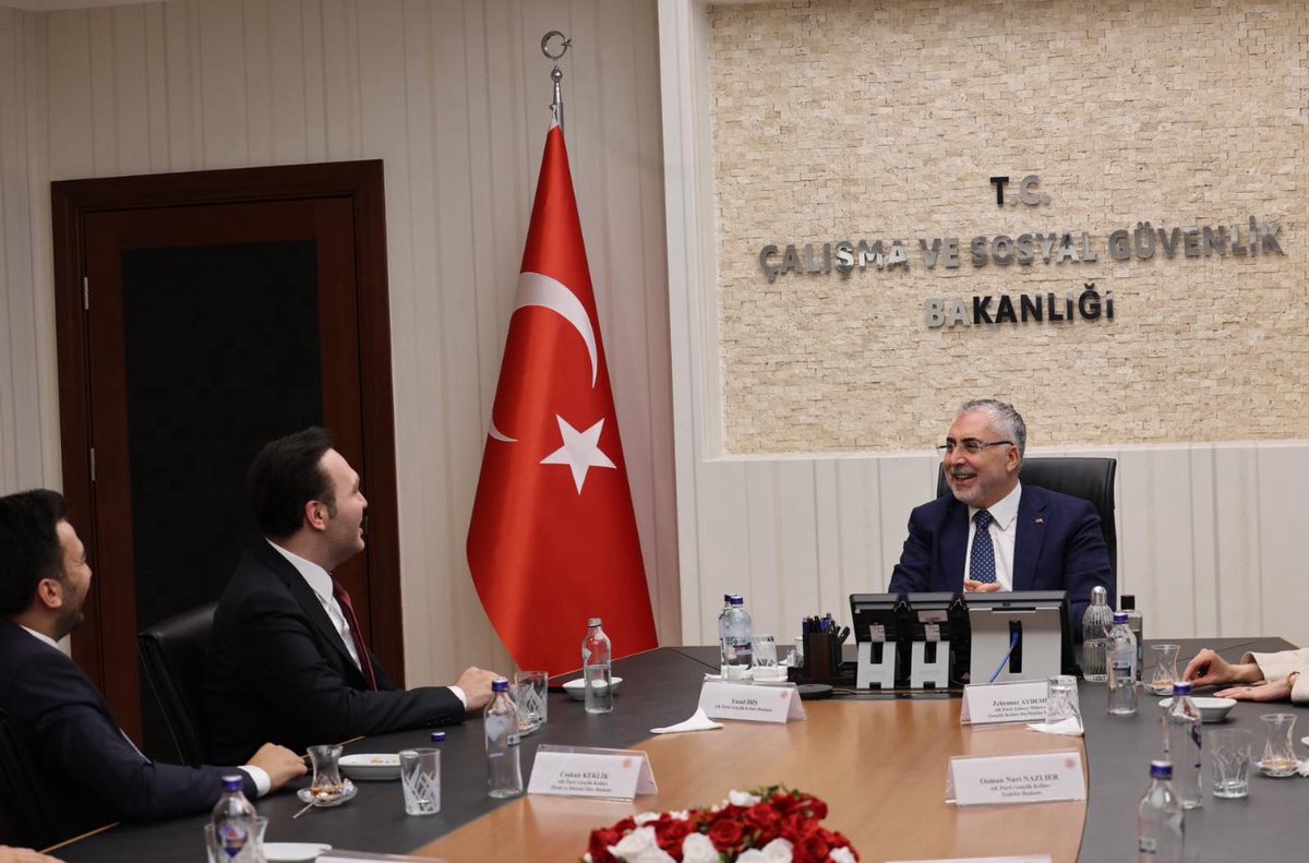 AKGenclikGM's tweet photo. Gençlik Kolları Başkanımız Sayın Yusuf İbiş ve MYK Üyelerimiz, Çalışma ve Sosyal Güvenlik Bakanımız Sayın Vedat Işıkhan’ı (@isikhanvedat) ziyaret ettiler. https://t.co/QVRgTAm2IN