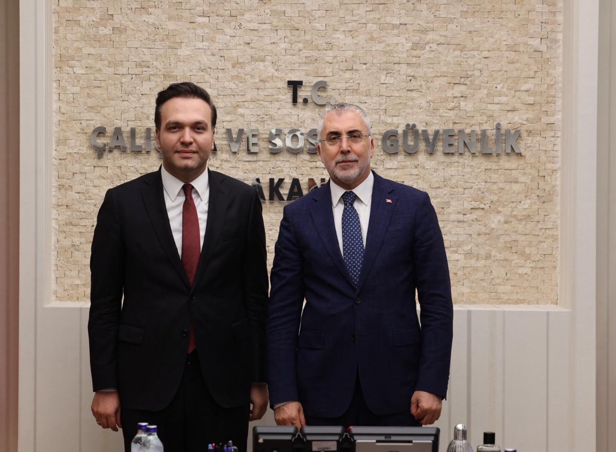 AKGenclikGM's tweet photo. Gençlik Kolları Başkanımız Sayın Yusuf İbiş ve MYK Üyelerimiz, Çalışma ve Sosyal Güvenlik Bakanımız Sayın Vedat Işıkhan’ı (@isikhanvedat) ziyaret ettiler. https://t.co/QVRgTAm2IN