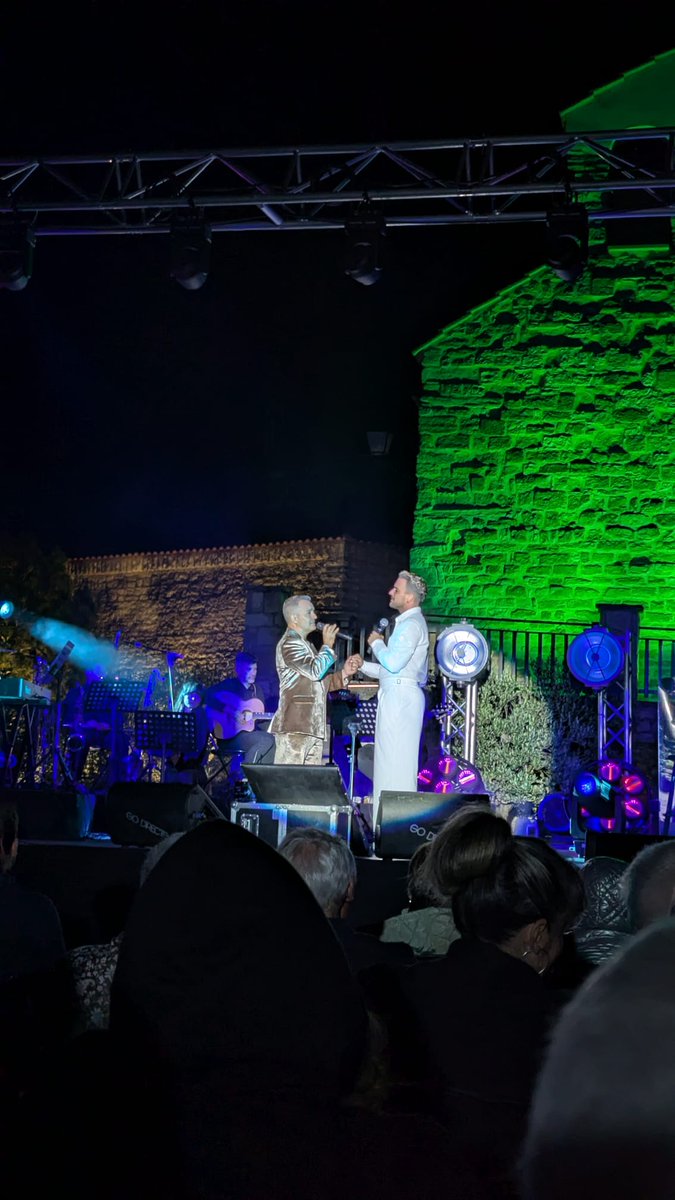 Dusfort es va vestir de tots colors per rebre la calidesa de Dani Anglès i el seu equip.
Un concert emotiu , proper i nostàlgic que ens va fer oblidar el fred que feia.
GRÀCIES