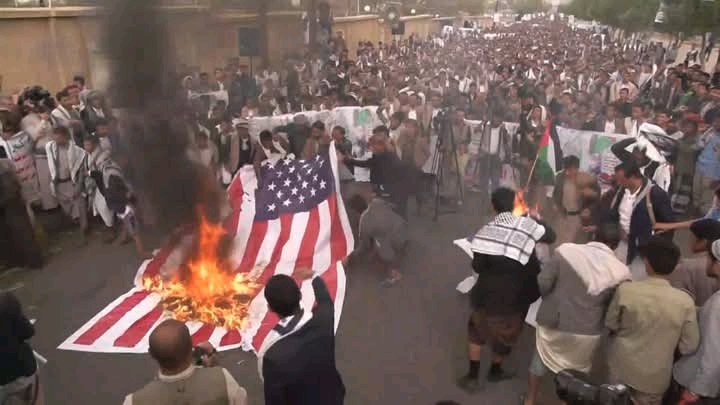 مسيرة حاشدة لطلاب الأكاديمية العليا للقرآن الكريم في صنعاء تحت عنوان" لن نترك غزة تموت جوعا"
