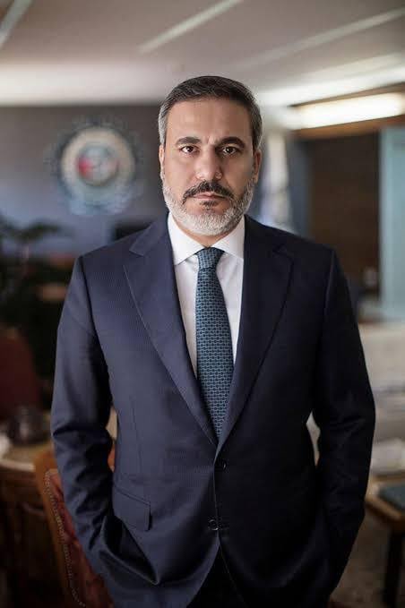 Özgür Özel, Dışişleri Bakanı Hakan Fidan için:

• Öyle kameralara kaş göz işareti yaparak, Kurtlar Vadisi temalarıyla TikTok’ta videolar paylaştırarak, kendini “gizemli derin devlet adamı” gibi şekillere sokarak bakanlık yapılmaz.

• Türk Cumhuriyetleri Güney Kıbrıs’ı, senin