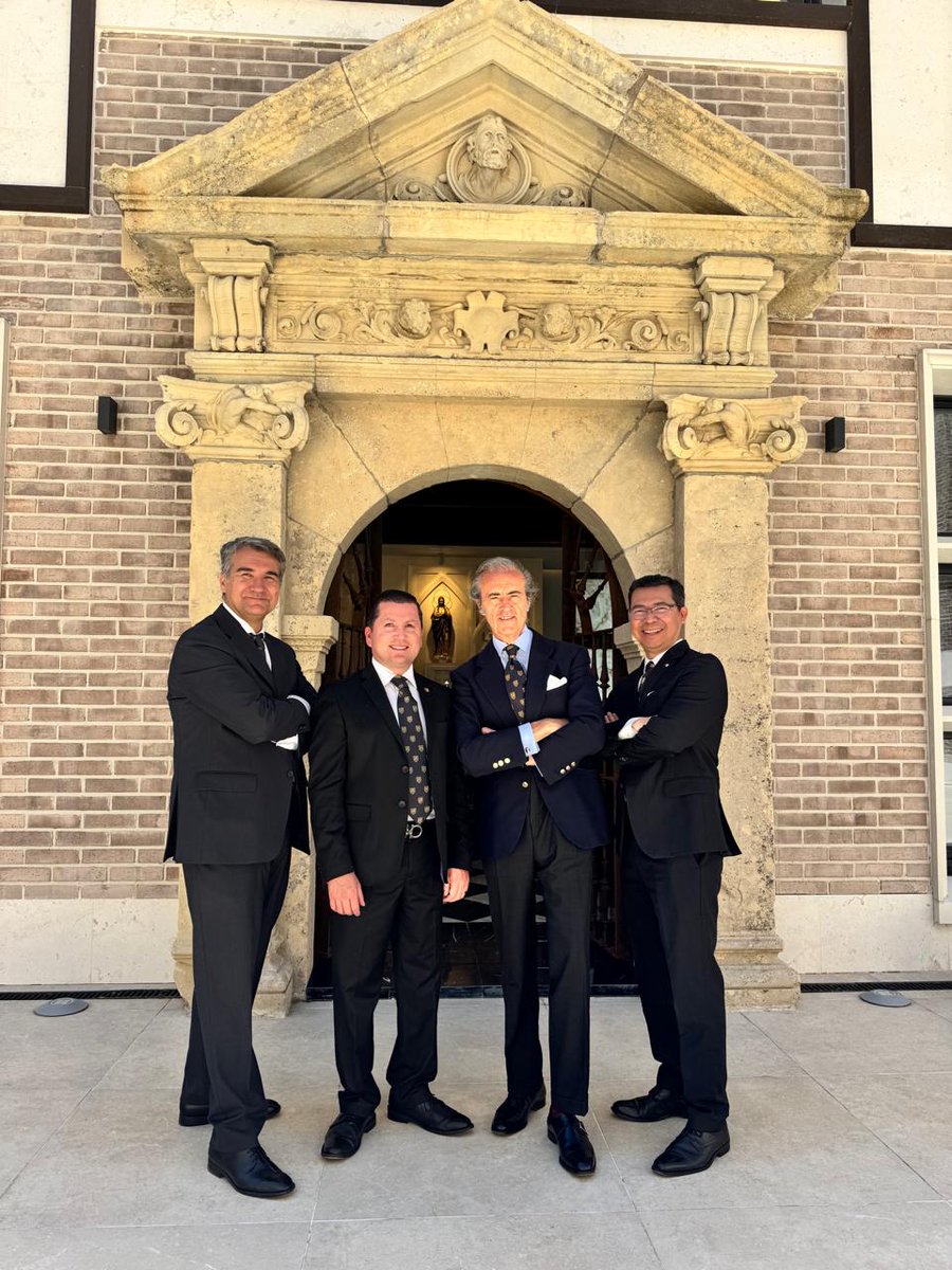 Un honor y agradecimiento el haber presidido la ceremonia de clausura y entrega de diplomas del programa internacional de verano en el Instituto de Estudios Bursátiles de Madrid. Ante la presencia de su cuerpo académico y de su Director, Dr. Álvaro Martínez Echevarría.
