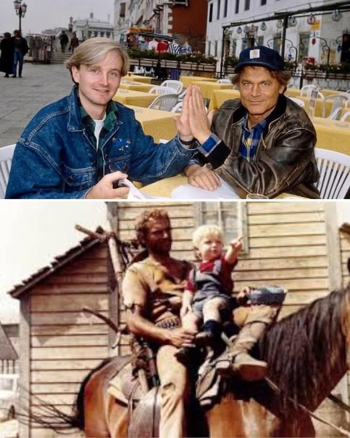 Due scatti, una sola grande storia.

Nella prima foto, Terence Hill e suo figlio Jess: un momento sereno, padre e figlio uniti da un legame profondo, lontano dai riflettori.

Nella seconda, un tenerissimo ricordo dal set: Jess ancora bambino, in sella con papà Terence in uno dei