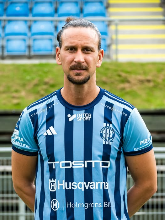HusqvarnaFF's tweet photo. Edin Hamidovic tillbaka i HFF!
Anfallaren som 2017 vann skytteligan i Division 1 i de blårandiga färgerna är klar för en återkomst i klubben.
Med lång erfarenhet har 31-åringen hunnit med spel i allt ifrån GAIS till äventyr i Turkiet samt Grekland. https://t.co/poaTRnJfIL