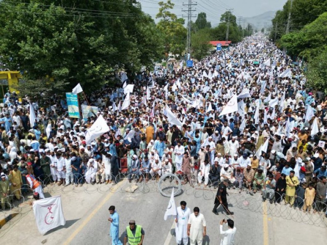 ابھی صرف دو ہفتے پہلے یہ لوگ باجوڑ میں امن کے لیے نکلے تھے۔ سفید جھنڈے اٹھائے ہوئے امن کی بھیک مانگتے ہوئے۔ لیکن آج انہی لوگوں پر آگ برس رہی ہے۔ یہ جانتے تھے نقصان انہی کا ہوگا۔