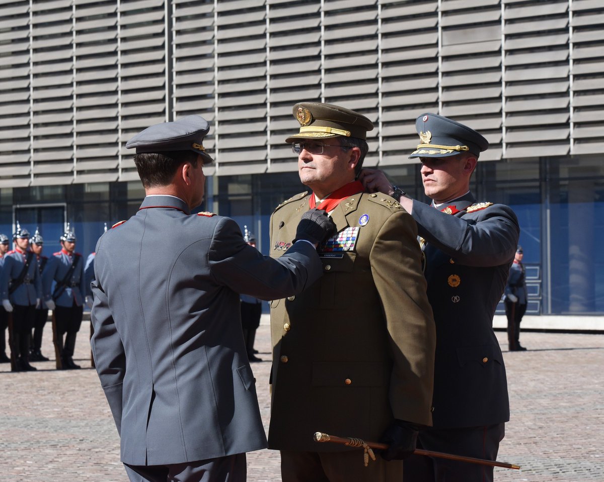 Ejército de Tierra 🇪🇸 (@ejercitotierra) on Twitter photo ¡Buenas noches! El Jefe de Estado Mayor del #EjércitodeTierra, general de ejército Amador Enseñat y Berea, inicia esta semana una visita oficial a Chile, donde ha sido recibido por el Comandante en Jefe del <a href="/Ejercito_Chile/">Ejército de Chile</a> , general de ejército Javier Iturriaga del Campo. ¡Buenas noches! El Jefe de Estado Mayor del #EjércitodeTierra, general de ejército Amador Enseñat y Berea, inicia esta semana una visita oficial a Chile, donde ha sido recibido por el Comandante en Jefe del <a href="/Ejercito_Chile/">Ejército de Chile</a> , general de ejército Javier Iturriaga del Campo.
