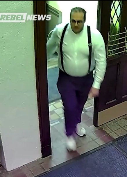 ClaudeJS1's tweet image. Voici l'illuminé qui a lancé deux bombes fumigènes dans l'église lors de l'événement de Sean Feucht.

Ça devrait aider le @SPVM à l'identifier.