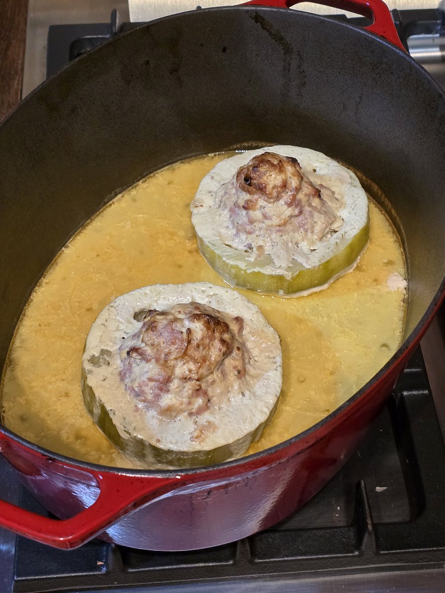 Сегодня редкий случай когда готовлю я. Кабачки с фаршем из телятины в сметанном соусе.