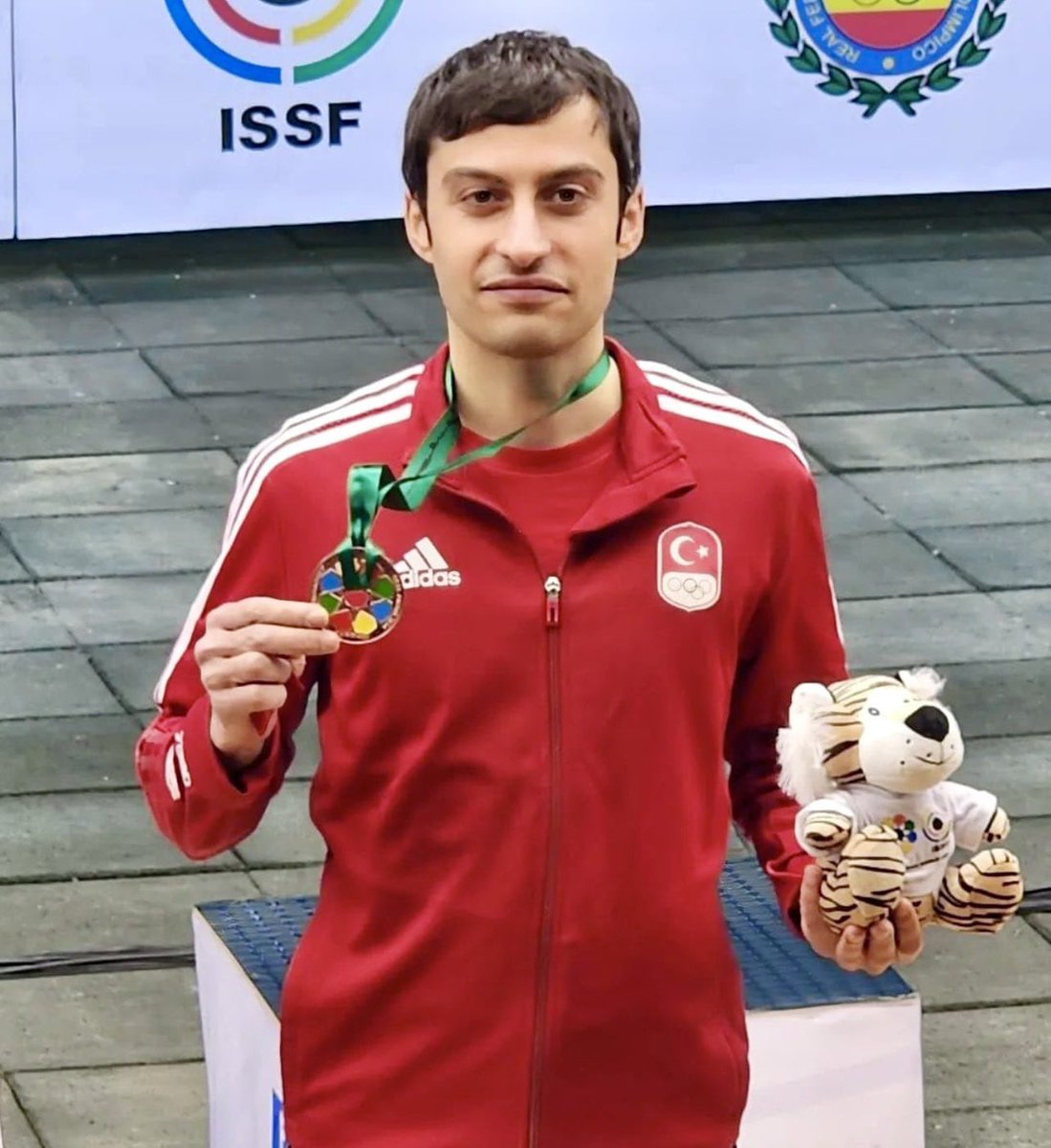 BUĞRA SELİMZADE AVRUPA ŞAMPİYONU!🥇

Fransa’da düzenlenen Ateşli Silahlar ve Plak Atışları Avrupa Şampiyonası’nda altın madalya kazanan millî sporcumuzu canıgönülden tebrik ediyorum.🇹🇷👏🏻