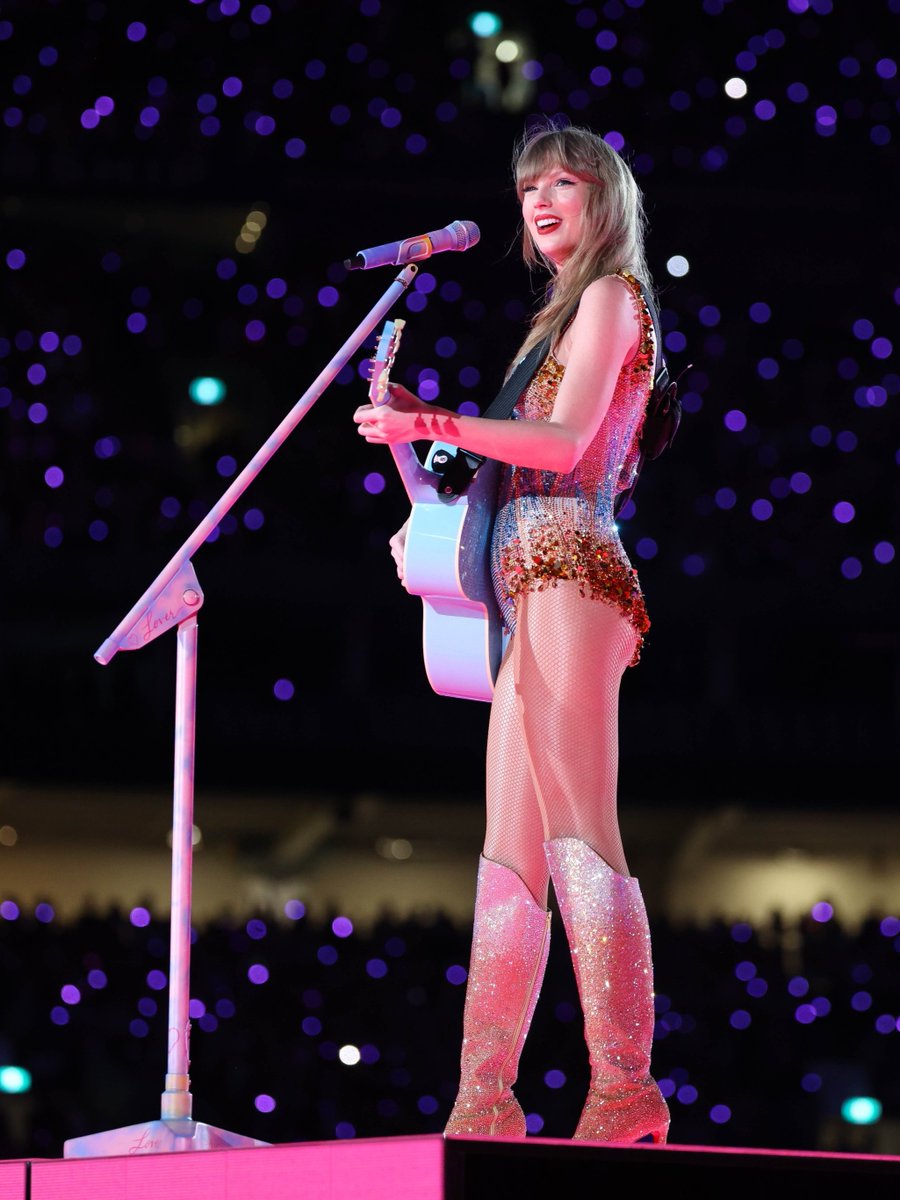 hourlyswift's tweet image. 